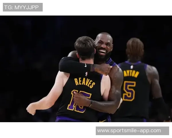 里夫斯谈詹姆斯传球与投篮的争议引发人们对球员选择的不同看法与评价